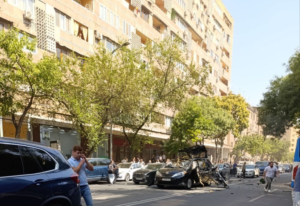 Машина взорвалась в центре Еревана (ФОТО, ВИДЕО)