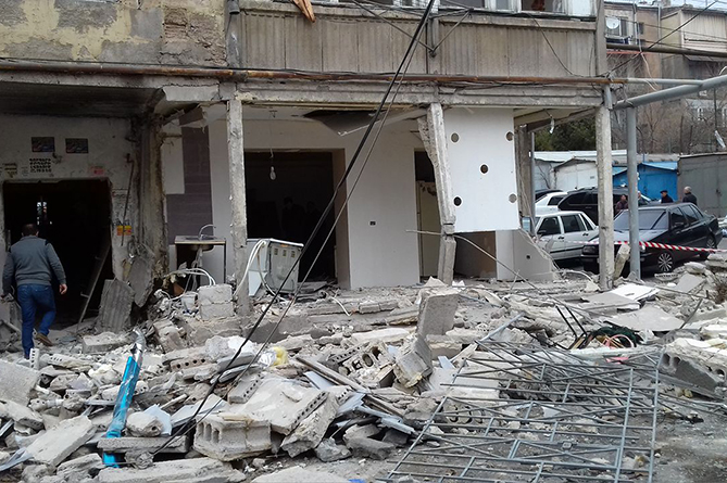взрыв в жилом доме в Ереване