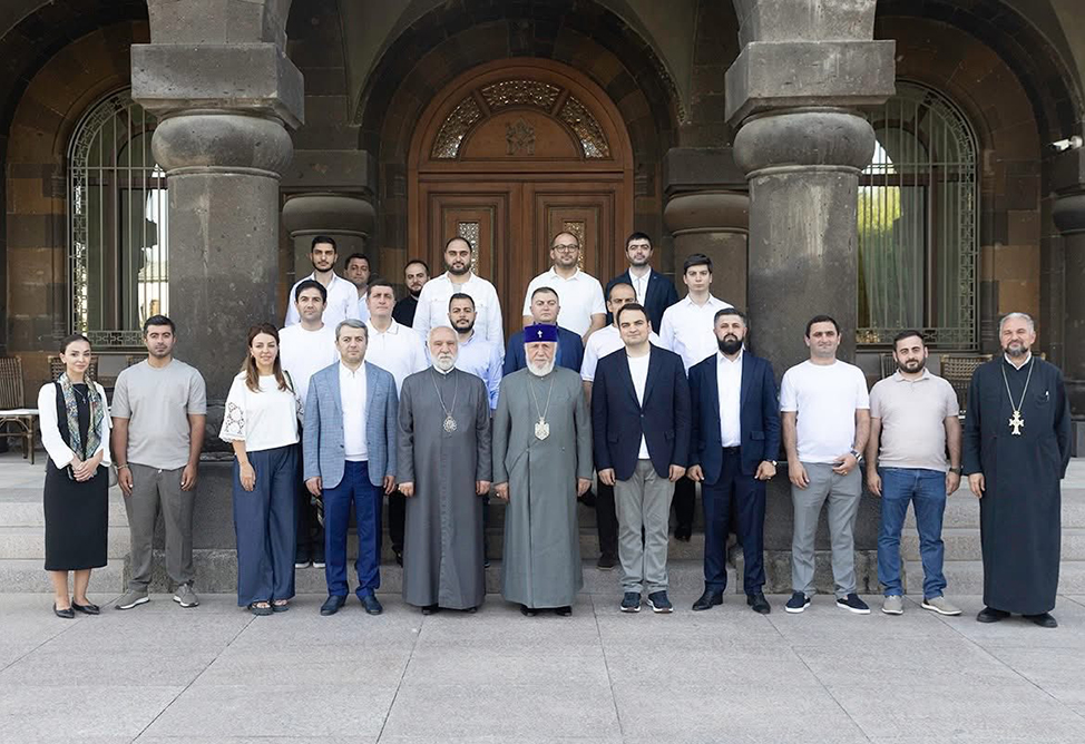 Католикос Всех Армян благословил движение «По-своему» и заявил, что Эчмиадзин продолжит усилия для освобождения Самвела Карапетяна