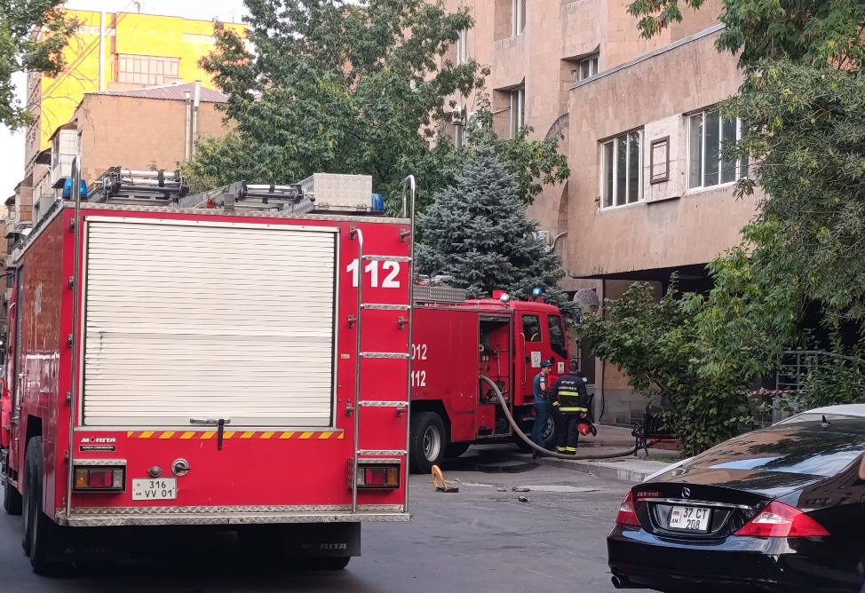 Пожар произошел в здании на улице Павстоса Бюзанда в Ереване (ФОТО, ВИДЕО) 