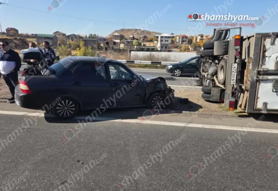 Խոշոր ավտովթար՝ Կոտայքում․ բախվել են Lada-ն ու բեռնատարը, վերջինս կողաշրջվել է