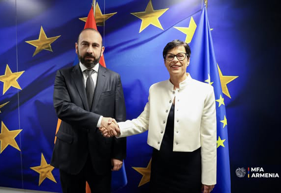 Мирзоян и еврокомиссар Кос обсудили ситуацию на Ближнем Востоке 