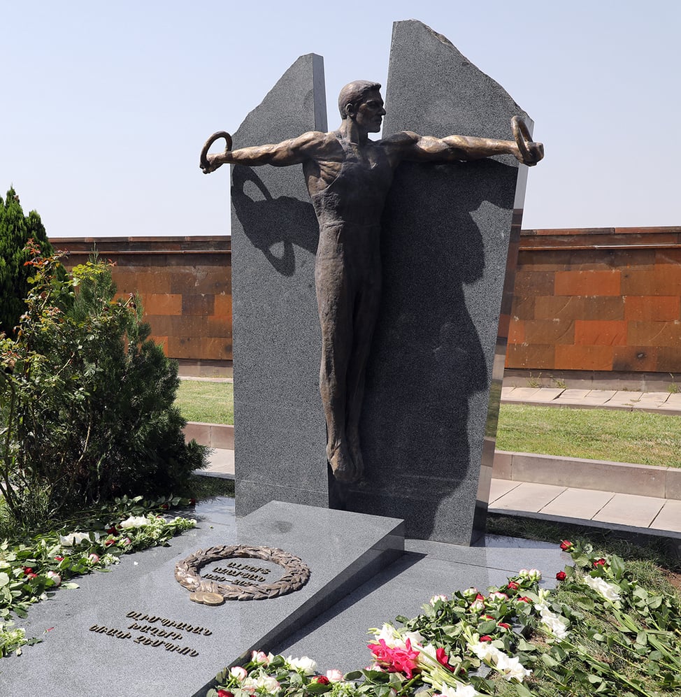 Альберт Азарян памятник (1).jpeg