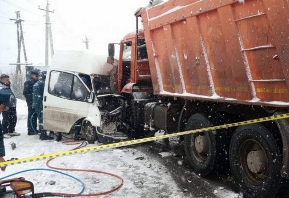  ДТП в Котайке: микроавтобус и грузовик столкнулись лоб в лоб, есть погибший 