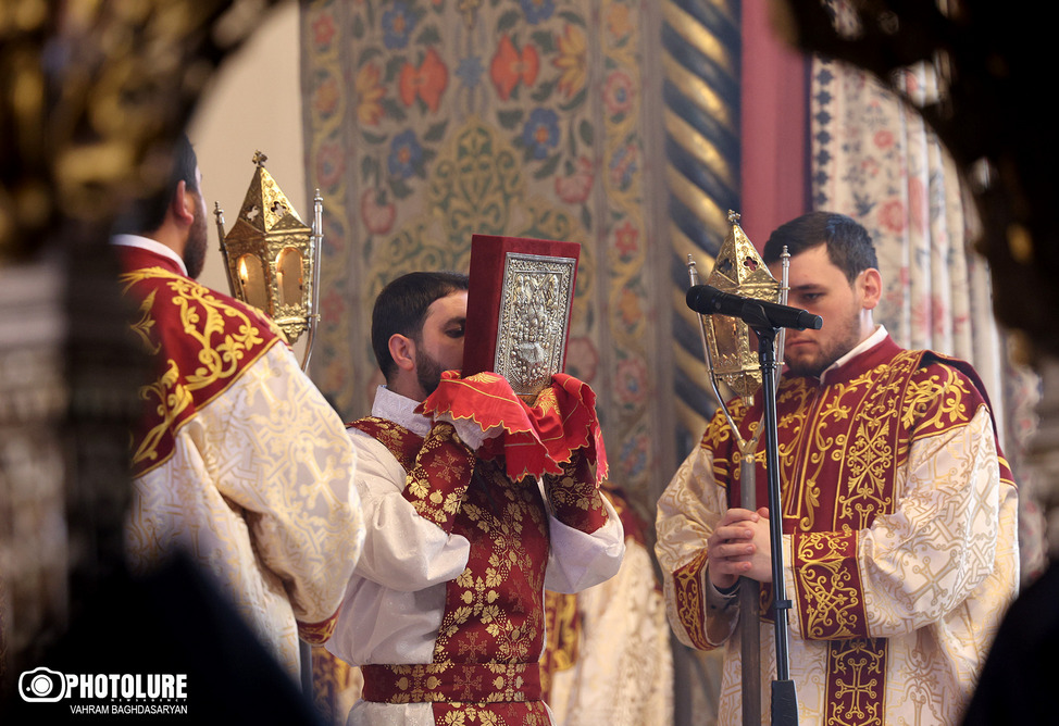 Церковь Эчмиадзин священники литургия молебен крест реликварий