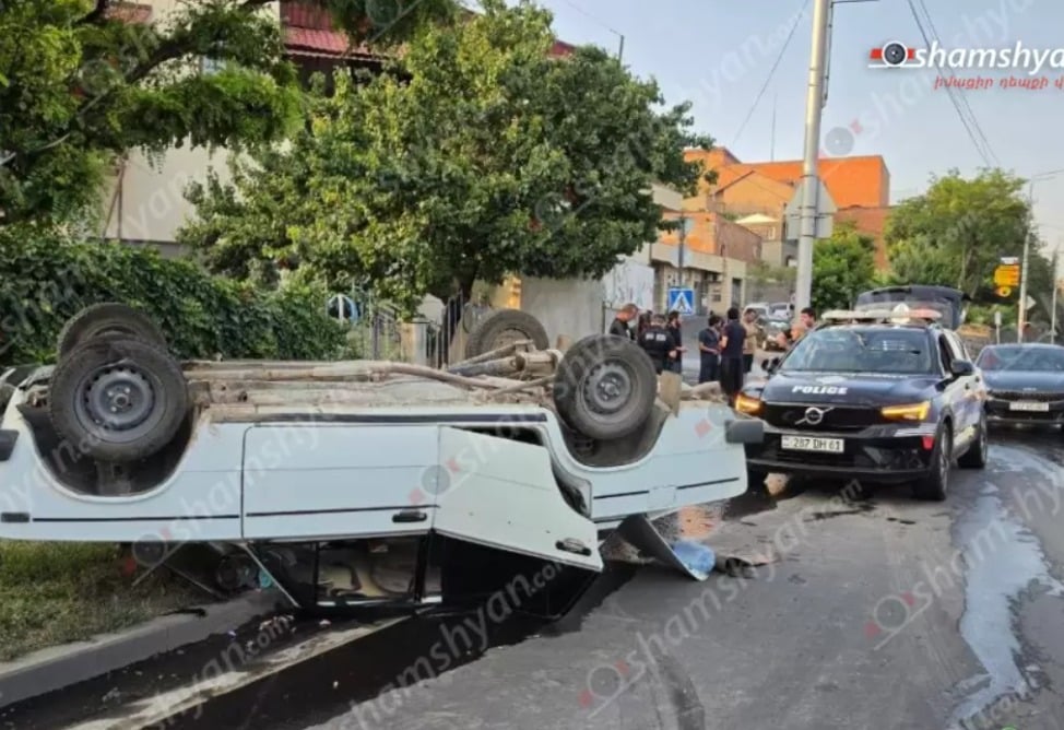 Խոշոր ավտովթար՝ Իսակովի պողոտայում․ բախվել են Mazda–ն ու VAZ–ը, վերջինս գլխիվայր շրջվել է