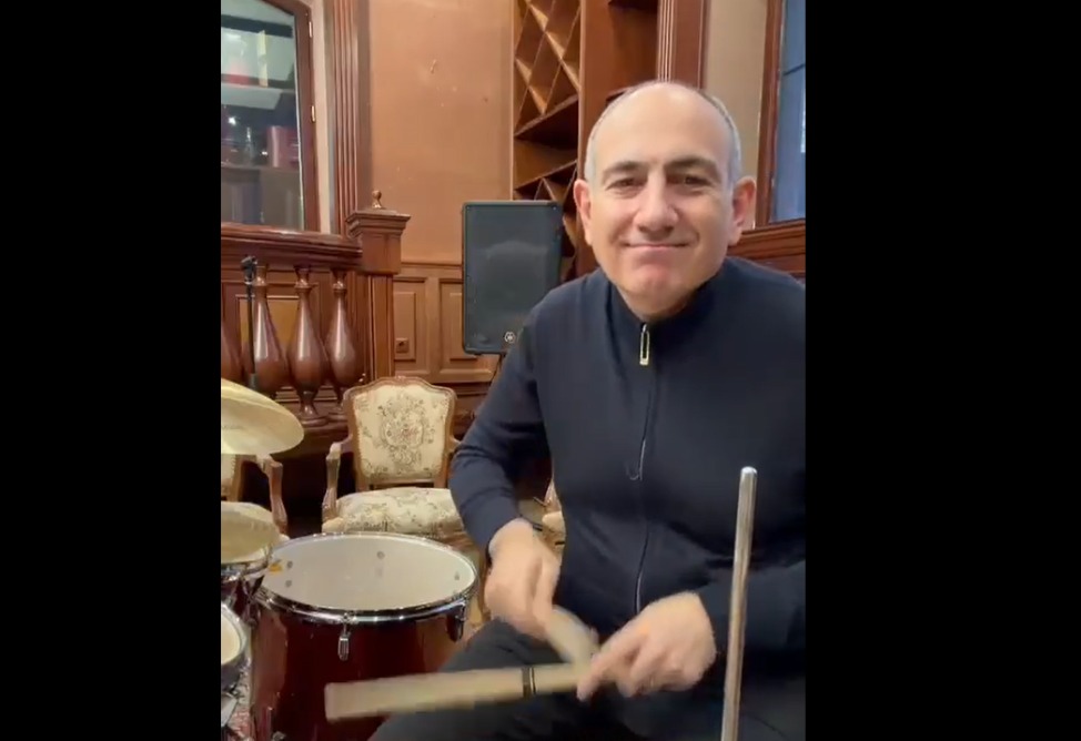 Пашинян поздравил с Новым годом, сыграв на ударных (ВИДЕО)