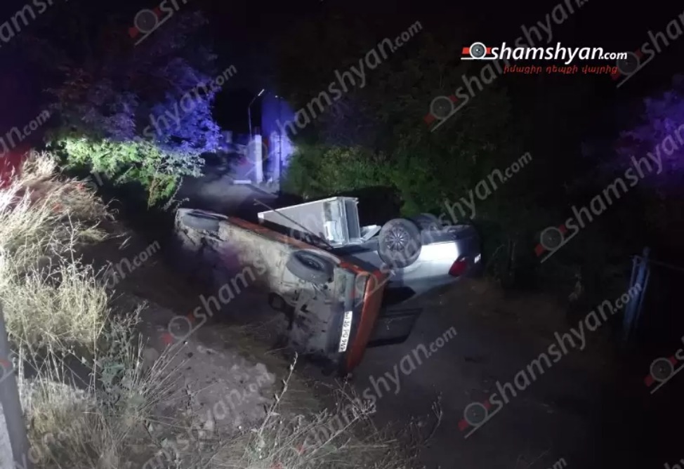 Բախման հետևանքով մեքենաներից մեկը գլխիվայր շրջվել է, մյուսը՝ կողաշրջվել 