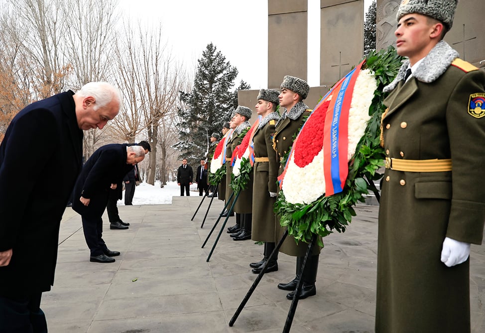 Հայաստանի բարձրագույն ղեկավարությունը հարգանքի տուրք է մատուցել իրենց կյանքը հանուն հայրենիքի զոհաբերած հայորդիների հիշատակին (ՖՈՏՈ)