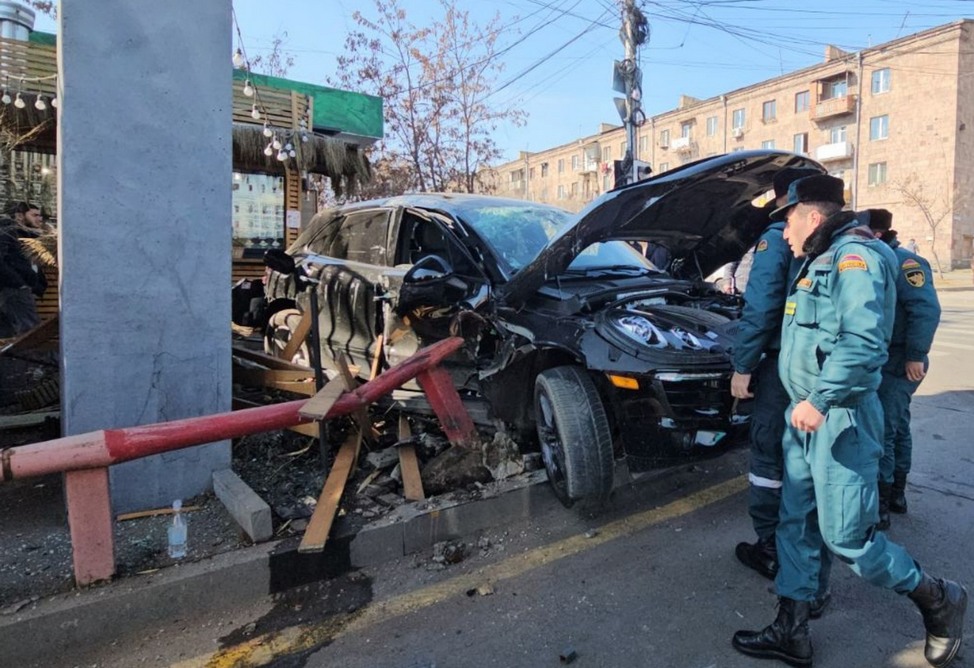 Рейсовый автобус и Porshe столкнулись в Ереване, произошла утечка топлива Рейсовый автобус и Porshe столкнулись в Ереване, произошла утечка топлива
