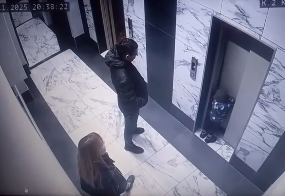 3-ամյա երեխան ընկել է վերելակի հորանը՝ հենվելով դռանը (ՎԻԴԵՈ)