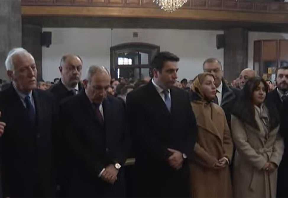 Փաշինյանը մասնակցում է Գյումրու «Յոթ վերք» եկեղեցում մատուցվող պատարագին