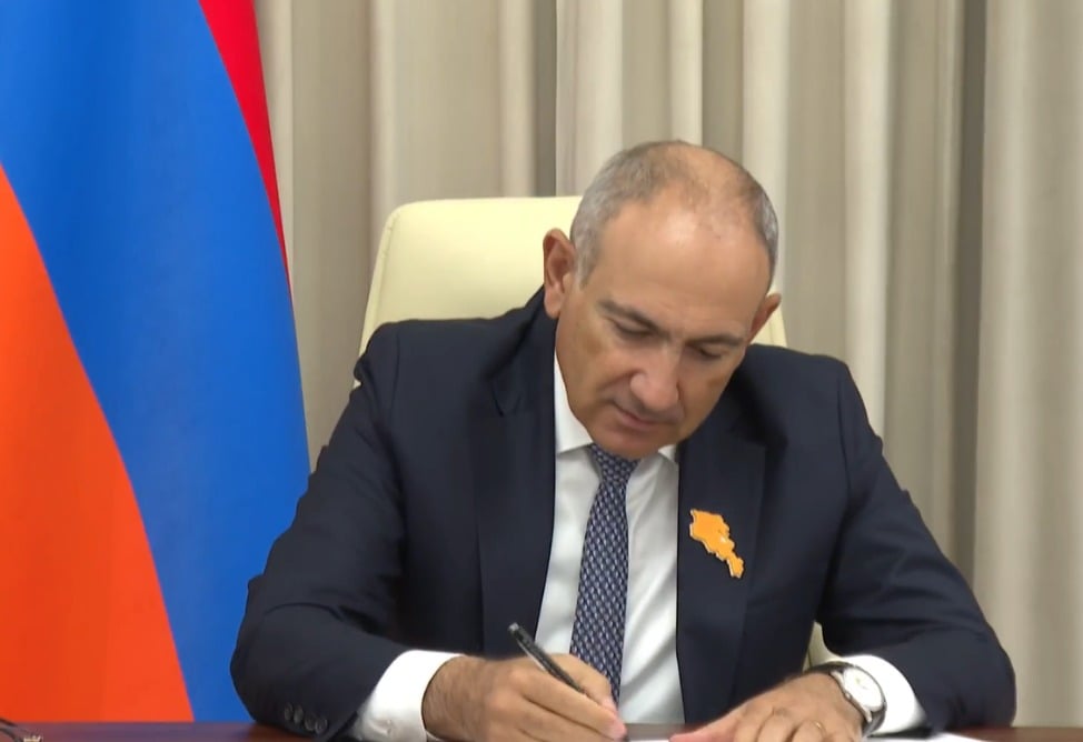 Նիկոլ Փաշինյանն ուղիղ եթերում ստորագրեց կառավարության հրաժարականը (ՎԻԴԵՈ)