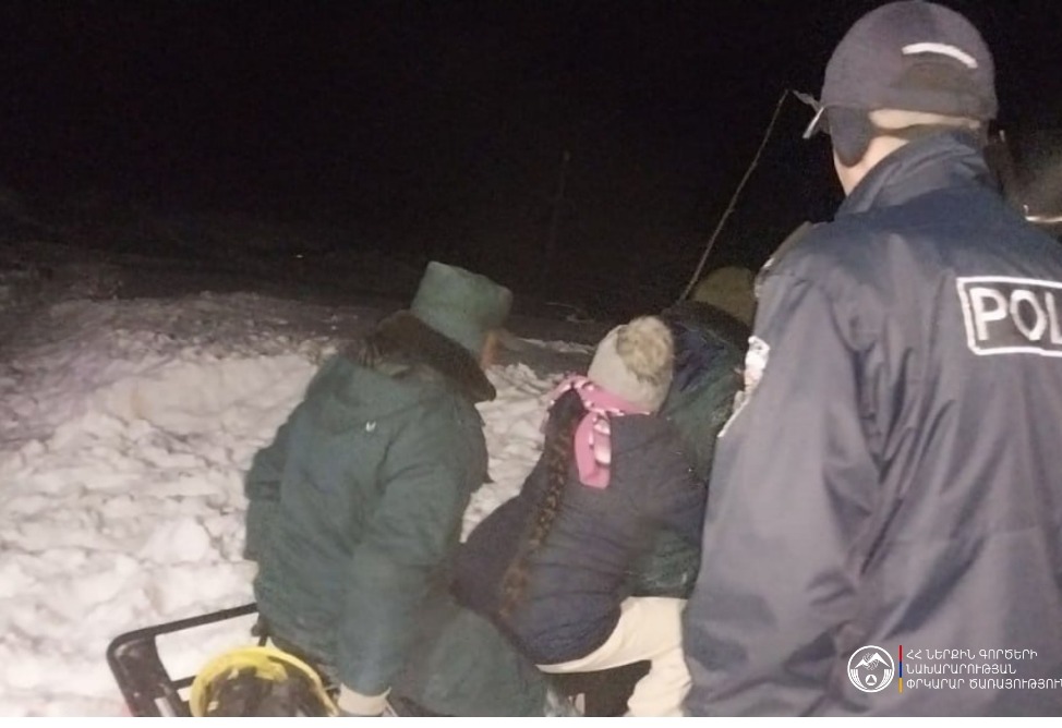 Հրապարակվել է տեսանյութ, թե ինչպես են բուժօգնության կարիք ունեցող 3  երեխաներին փրկարարները շուրջ կես կիլոմետր մոտեցրել շտապօգնության մեքենային (ՖՈՏՈ, ՎԻԴԵՈ) 