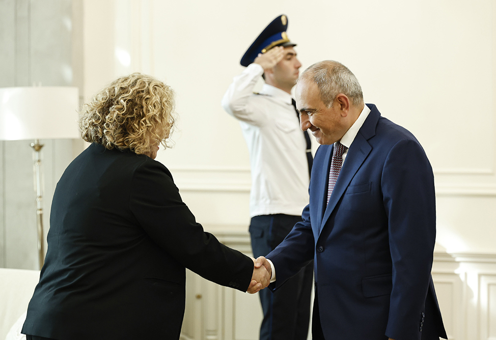 Пашинян и новый посол Великобритании в Армении обсудили стимулирование торгово-экономических связей