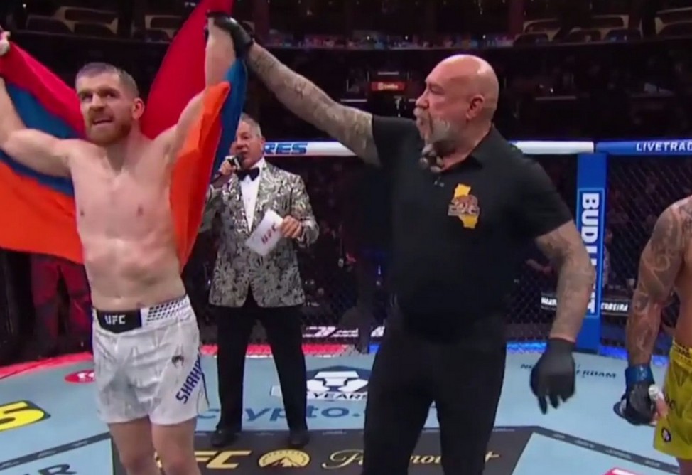  Боец Эдмен Шахбазян одержал 10-ю победу в UFC, одолев Брунно Феррейру  