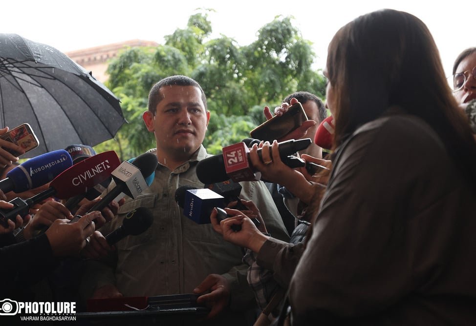 Акция протеста у здания правительства Армении: семеро военных вернули медали, полученные за оборону Арцаха (ФОТО)