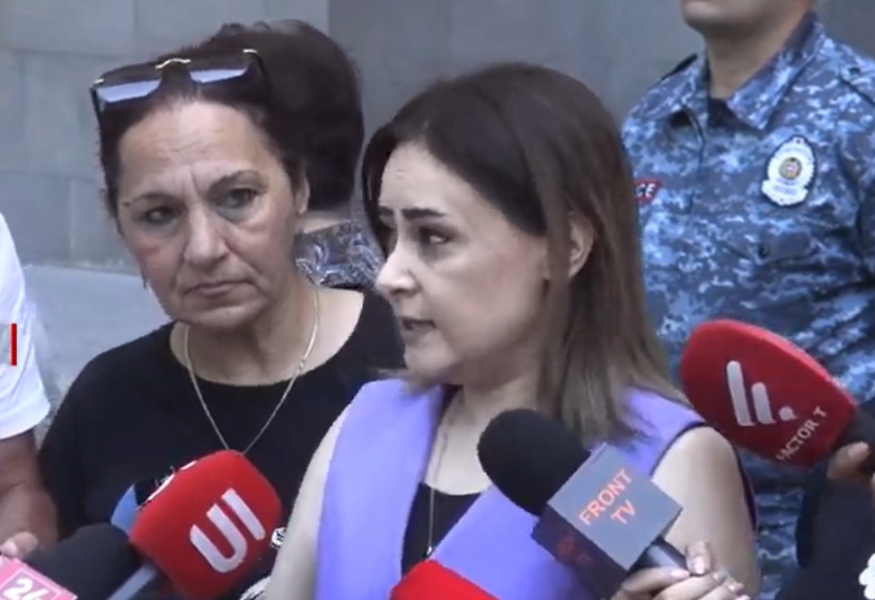 Арцахцы второй день протестуют перед зданием правительства Армении Арцахцы второй день протестуют перед зданием правительства Армении