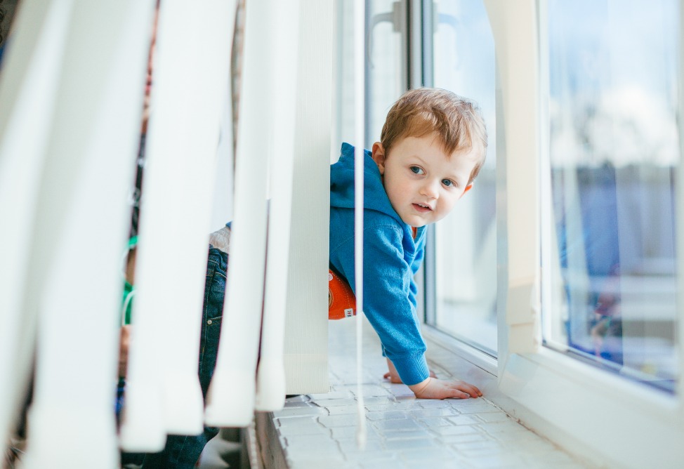 Բարձրահարկ շենքի պատուհանից 2 տարեկան երեխան ընկել և ողջ է մնացել օդորակիչի զամբյուղի շնորհիվ (ՖՈՏՈ)