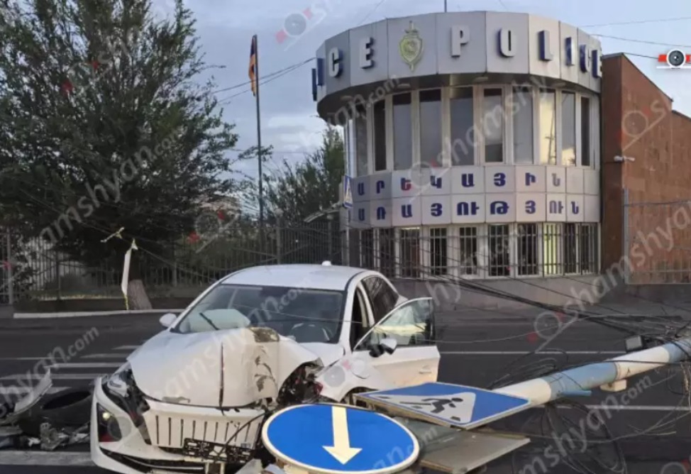 Խոշոր ավտովթար՝ Փարաքարի նախկին «Գայի պոստ»-ի մոտ. 2 զբոսաշրջիկ հոսպիտալացվել է