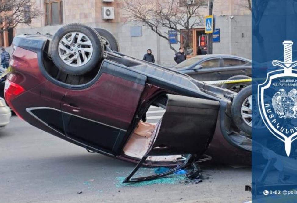 Honda–ն Հանրապետության հրապարակում բախվել է բախվել է մեքենային և շրջվել․ վարորդը հոսպիտալացվել է (ՎԻԴԵՈ)