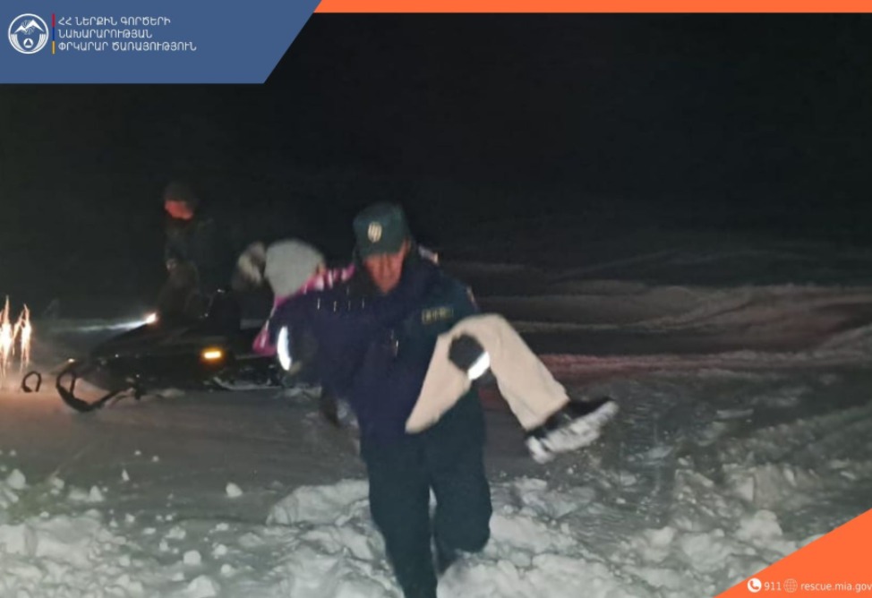 Բուժօգնության կարիք ունեցող երեխաներին փրկարարները շուրջ կես կիլոմետր մոտեցրել են շտապօգնության մեքենային․ նրանց կյանքին վտանգ չի սպառնում