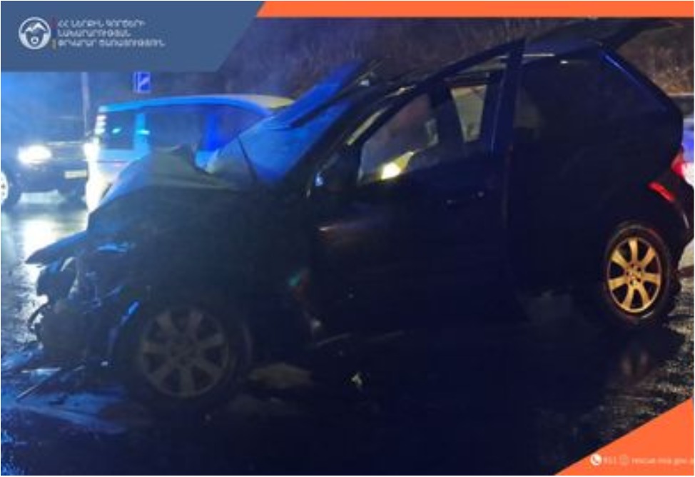 Վարորդն ու ուղևորը հոսպիտալացվել են Երևանի կենդանաբանական այգու մոտ տեղի ունեցած վթարի հետևանքով