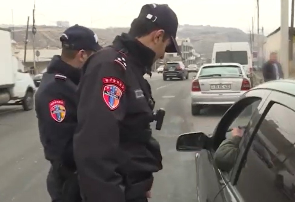 Երևանում ոչ սթափ վարորդը պարեկներին առաջարկել է 150 հազ․ դրամ․ նրան ձերբակալել են (ՎԻԴԵՈ) Երևանում ոչ սթափ վարորդը պարեկներին առաջարկել է 150 հազ․ դրամ․ նրան ձերբակալել են (ՎԻԴԵՈ)