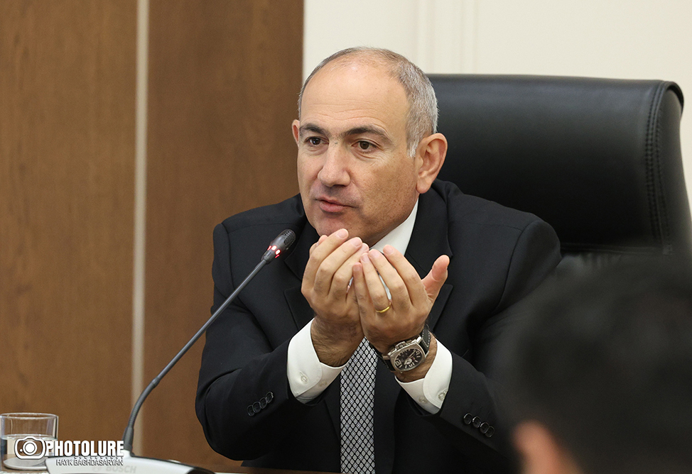 Пашинян предложил установить флаги Армении у входа в церкви  (ВИДЕО)