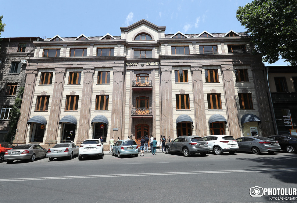 Изъяты компьютеры и документы: адвокат - об обыске в ереванском офисе "Ташир груп"