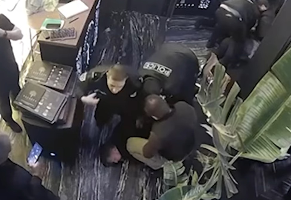 48-ամյա տղամարդը դստերը սպանելու սպառնալիքներ է հնչեցրել. նա ձերբակալվել է Երևանի սրճարաններից մեկում (ՎԻԴԵՈ) 48-ամյա տղամարդը դստերը սպանելու սպառնալիքներ է հնչեցրել. նա ձերբակալվել է Երևանի սրճարաններից մեկում (ՎԻԴԵՈ)