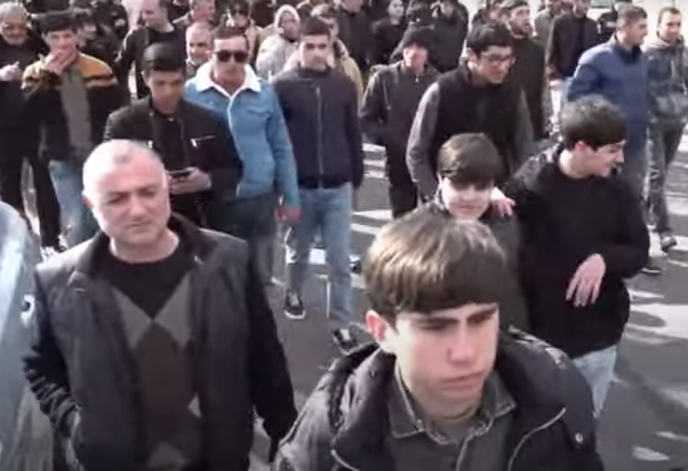 В Ереване проходит шествие в поддержку Тиграна Улубабяна из Арцаха, который заявил об избиении полицейскими В Ереване проходит шествие в поддержку Тиграна Улубабяна из Арцаха, который заявил об избиении полицейскими