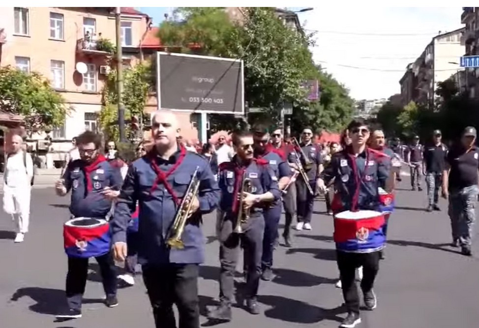 "Шествие независимости" молодежного союза Дашнакцутюн проходит в Ереване 