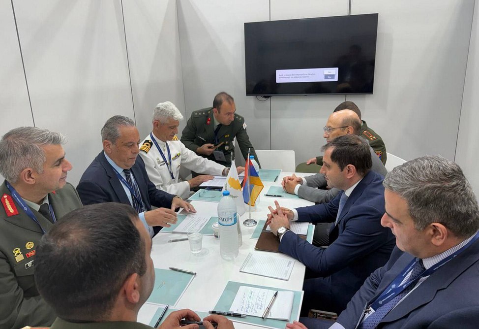 Министры обороны Армении и Кипра обсудили вопросы сотрудничества и региональной безопасности 