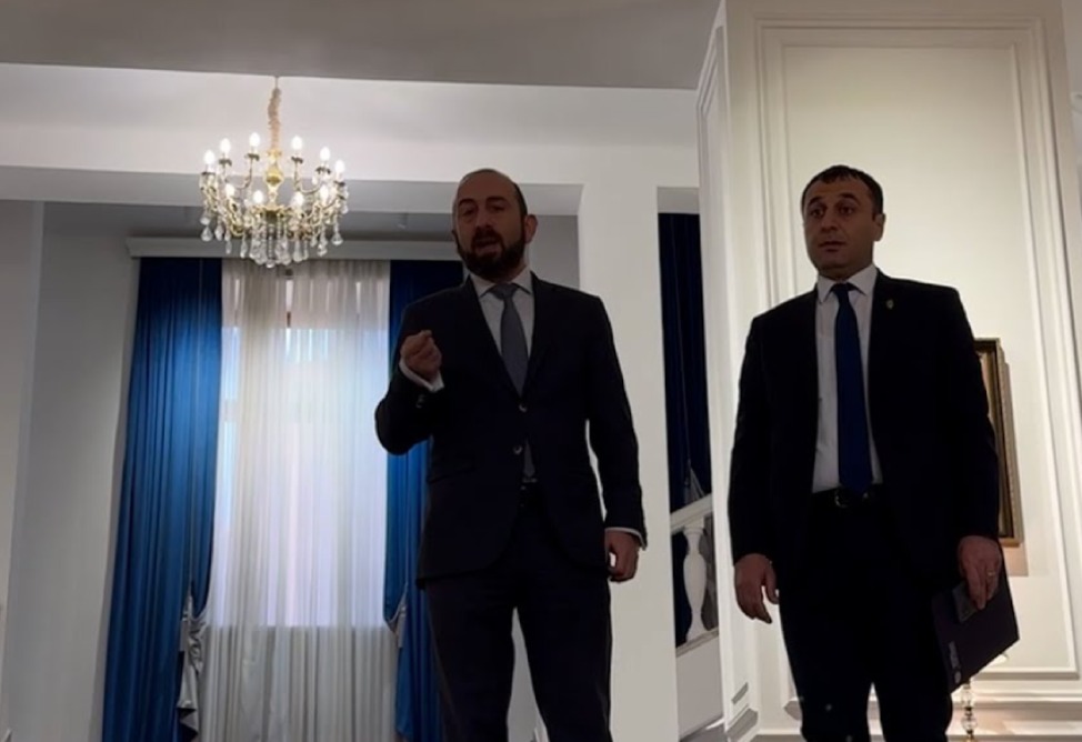«Ամոթ ձեզ, չափերի մեջ մնացեք». Արարատ Միրզոյանին հունից հանեց լրագրողների հարցը (ՎԻԴԵՈ) «Ամոթ ձեզ, չափերի մեջ մնացեք». Արարատ Միրզոյանին հունից հանեց լրագրողների հարցը (ՎԻԴԵՈ)