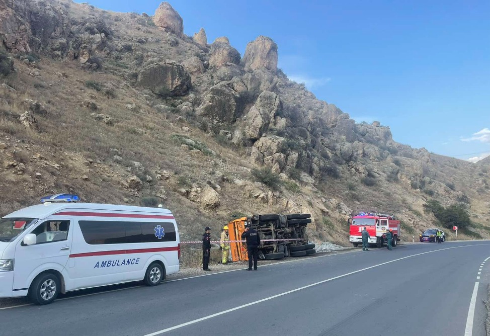 Ցեմենտով բեռնված «KamAZ»-ը կողաշրջվել է. վարորդը հոսպիտալացվել է Ցեմենտով բեռնված «KamAZ»-ը կողաշրջվել է. վարորդը հոսպիտալացվել է