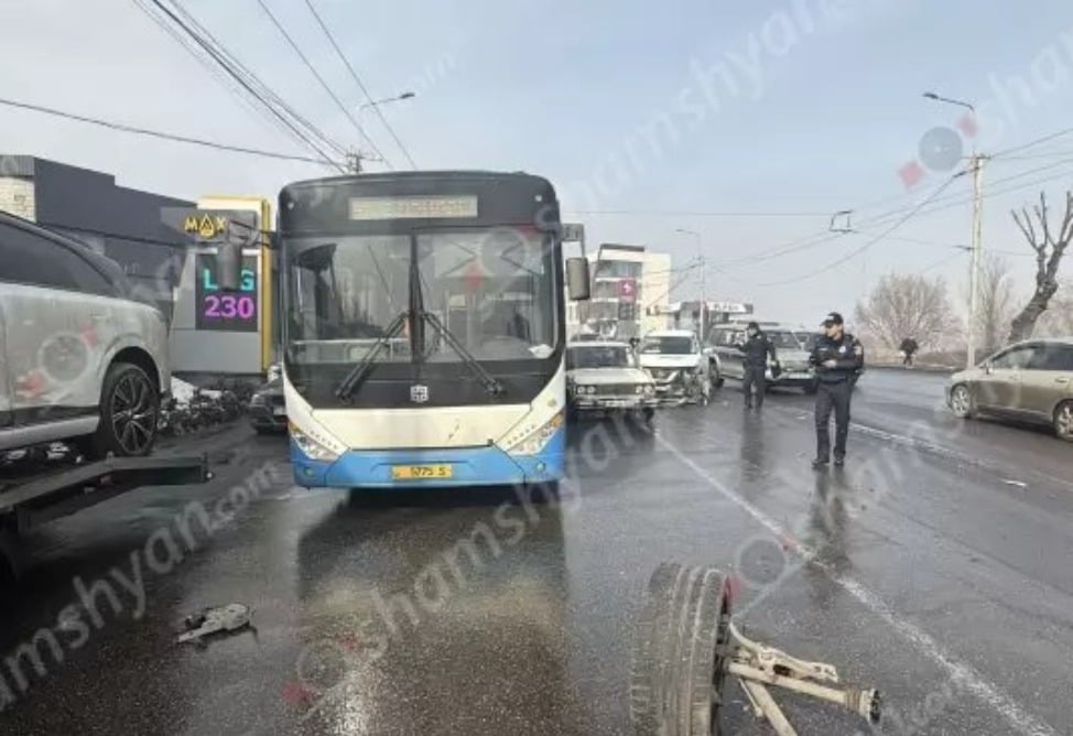 Շղթայական ավտովթար՝ Երևանում․ բախվել է ավտոբուս և 4 մեքենա, կա վիրավոր Շղթայական ավտովթար՝ Երևանում․ բախվել է ավտոբուս և 4 մեքենա, կա վիրավոր