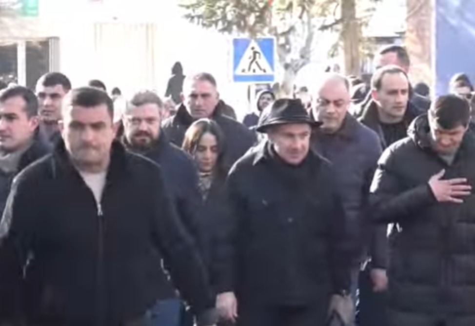 Литургия с участием Пашиняна началась в Талине на фоне акции протеста и ухода духовного настоятеля церкви 