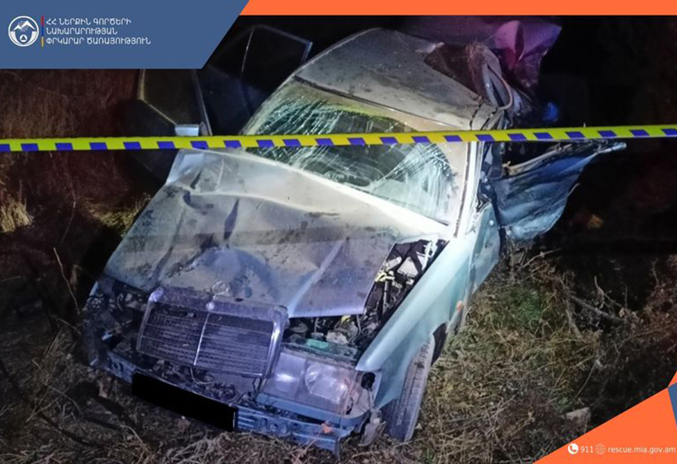 Легковой автомобиль столкнулся с грузовиком в Армении, есть погибший