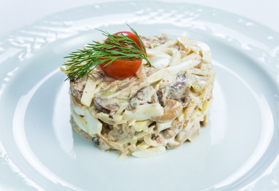 салат с курицей и грибами
