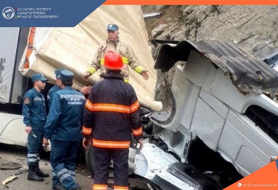 На юге Армении грузовик врезался в скалу, водителя заблокировало в кабине 