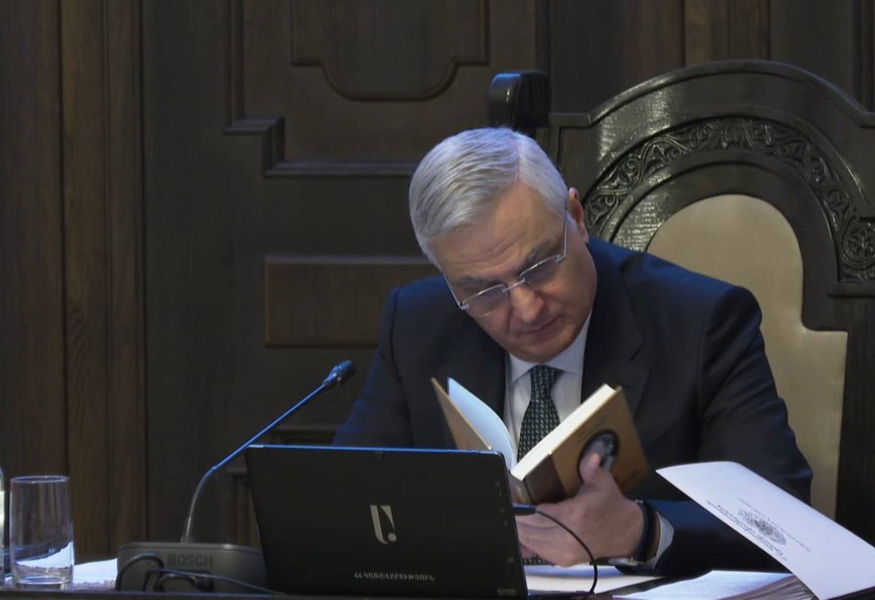 В Армении отмечают День дарения книг: министрам подарили произведения Туманяна и других авторов