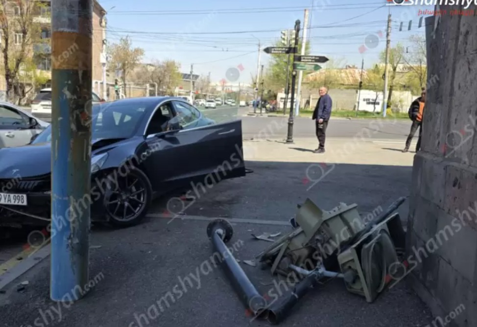 Երևանում «Tesla»-ն դուրս է եկել երթևեկելի գոտուց և բախվել սյանը
