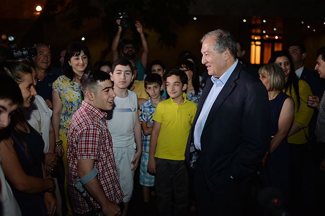 президент Армен Саркисян и дети наблюдают за звездами