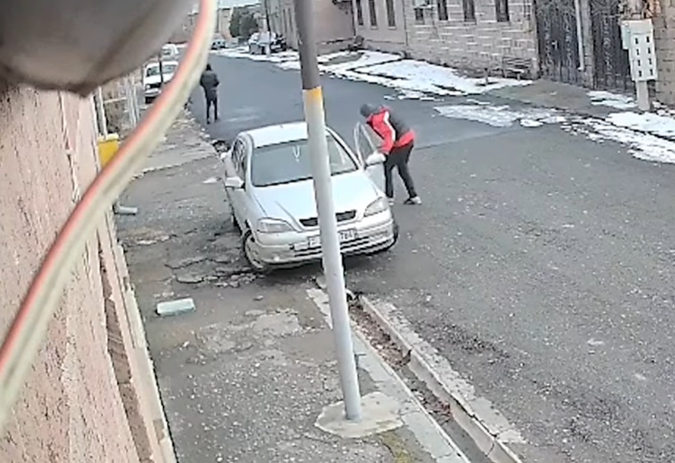 Երկու տղամարդ օըը ցերեկով մեքենայից դրամապանակ են գողացել, որում եղել է 250 հազար դրամ (ՎԻԴԵՈ) Երկու տղամարդ օըը ցերեկով մեքենայից դրամապանակ են գողացել, որում եղել է 250 հազար դրամ (ՎԻԴԵՈ)