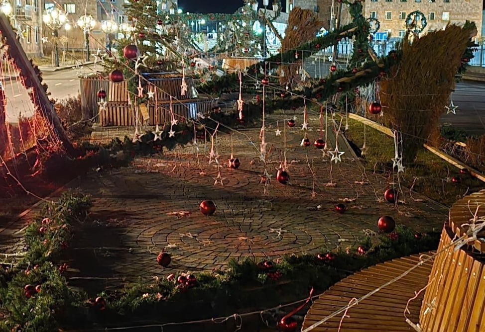 Ուժեղ քամին կոտրել ու տապալել է Ապարանի գլխավոր տոնածառը, վնասել ամանորյա զարդարանքները