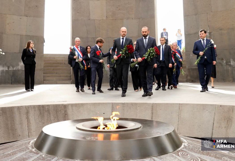 Глава МИД Франции почтил память жертв Геноцида армян в Ереване