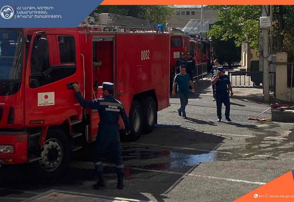 Около 30 человек эвакуировали при пожаре в гостинице в Ереване (ФОТО) 