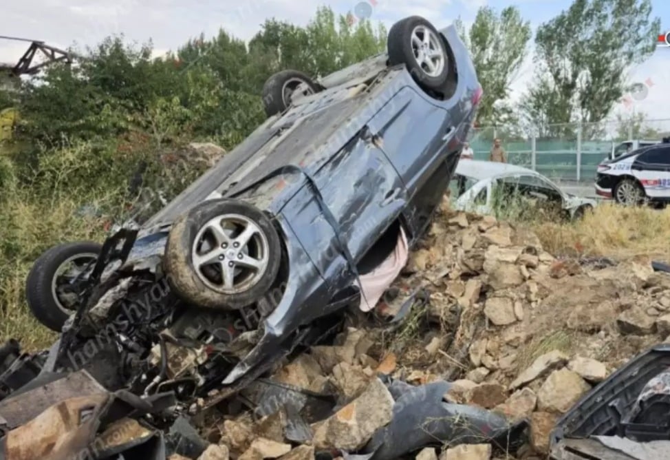 Արագածոտնում Hyundai Elantra–ն բախվել է քարերին և գլխիվայր հայտնվել բնակչին պատկանող տարածքում․ կա վիրավոր