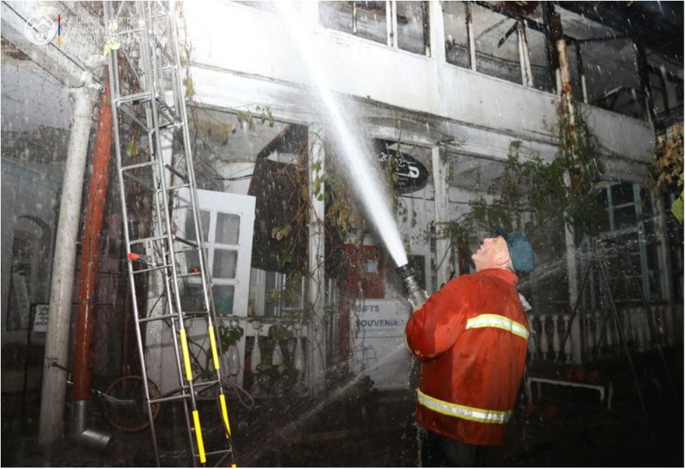 Պուշկին փողոցում բռնկված հրդեհը մարվել է գրեթե 3 ժամ անց